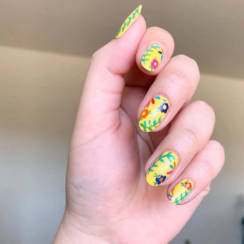 Trendy Summer Daisy Nail Art