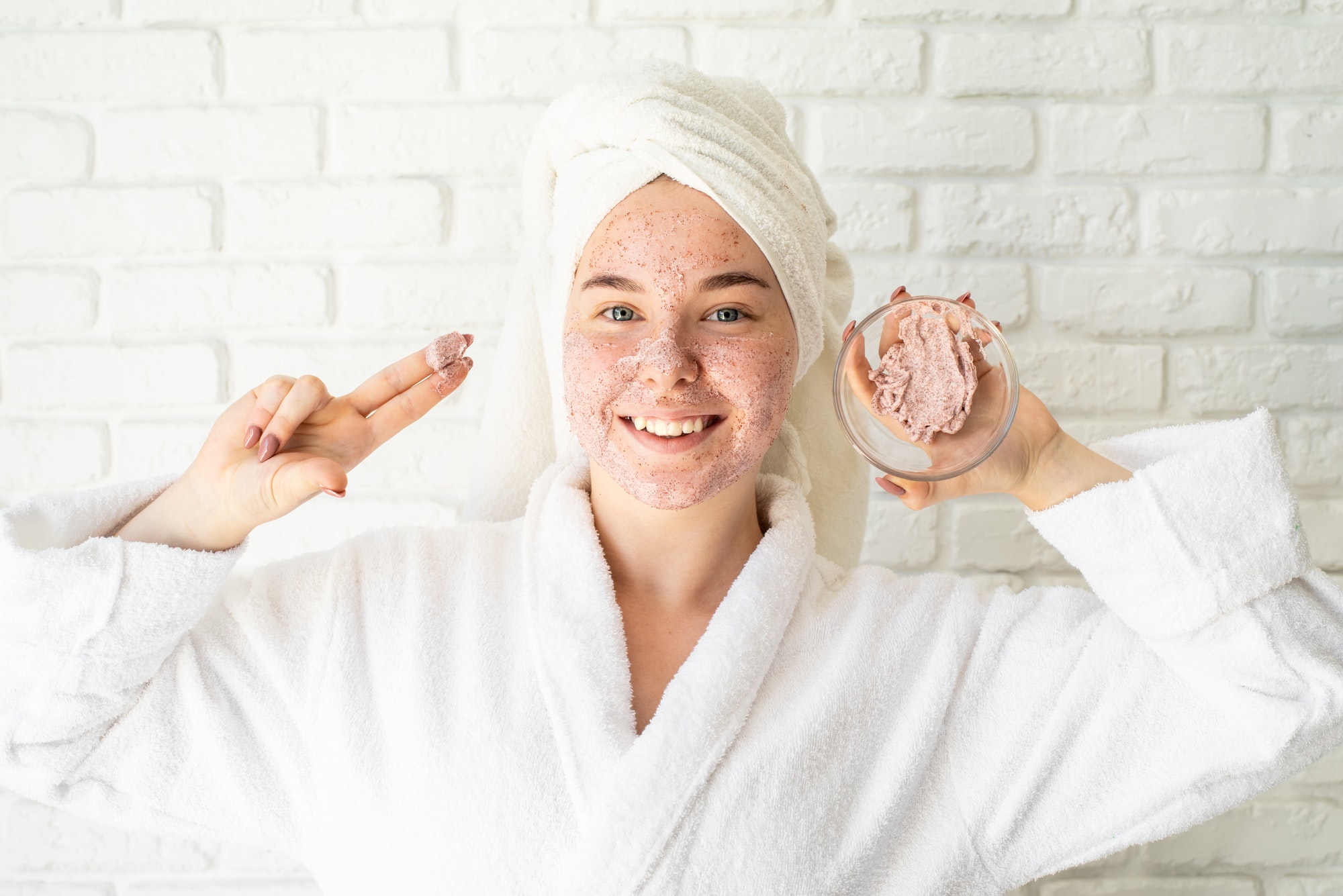 How to Use Exfoliating Gloves (Step By Step Guide) BeautyWayMag