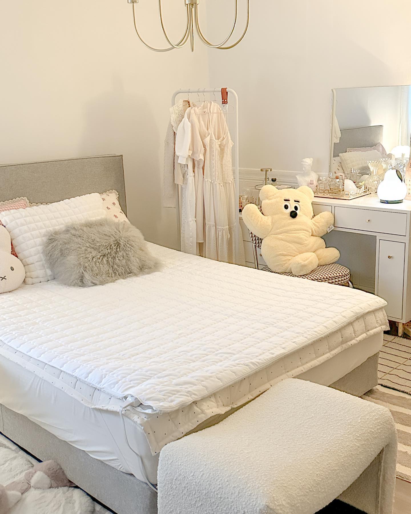 White And Grey Bedroom Decor