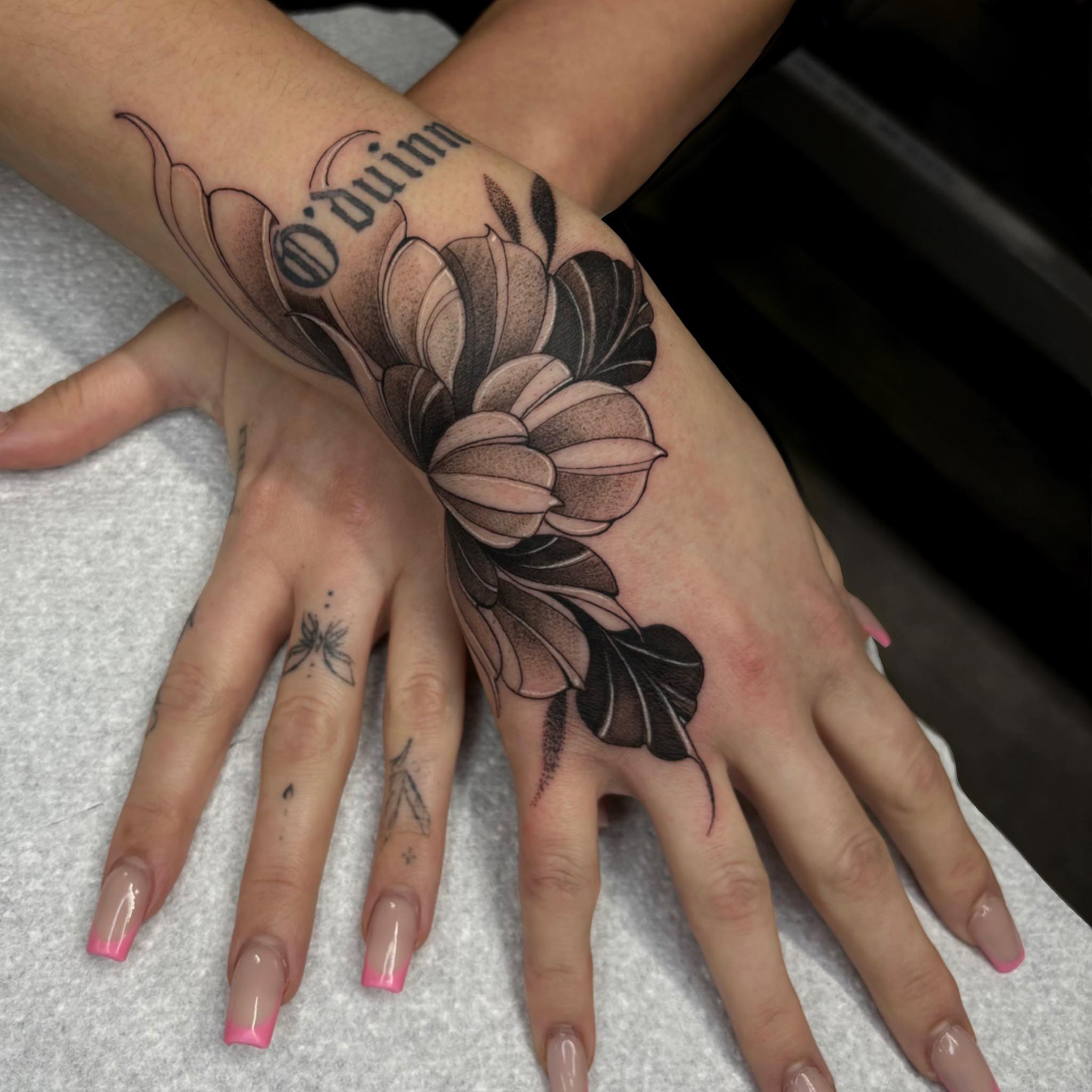 Spontaneous hand flower